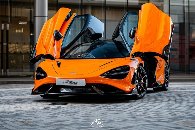 Khác với chiếc McLaren 765LT mới ra mắt tại Hương Cảng vào tháng 10 năm 2020 thuộc diện trưng bày sử dụng tay lái thuận, siêu xe giới hạn mới đến Hồng Kông sử dụng tay lái nghịch, là xe của thị trường này. Bộ áo của chiếc McLaren 765LT mới bàn giao cho nhà giàu ở đây y hệt màu sơn McLaren 765LT ở Việt Nam.