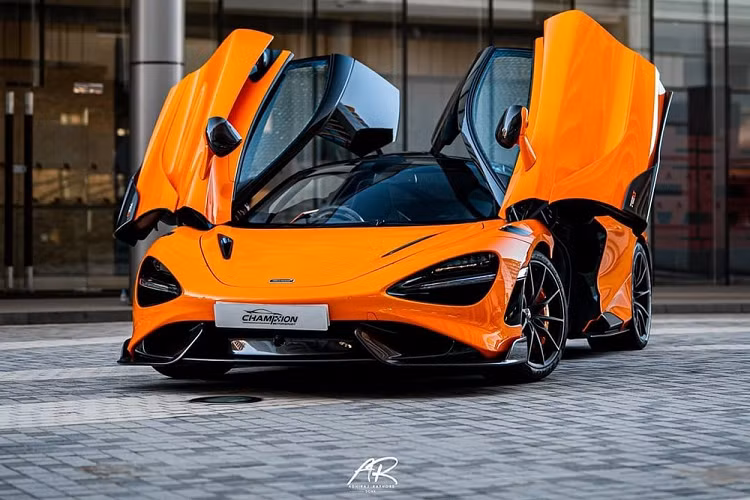 Khác với chiếc McLaren 765LT mới ra mắt tại Hương Cảng vào tháng 10 năm 2020 thuộc diện trưng bày sử dụng tay lái thuận, siêu xe giới hạn mới đến Hồng Kông sử dụng tay lái nghịch, là xe của thị trường này. Bộ áo của chiếc McLaren 765LT mới bàn giao cho nhà giàu ở đây y hệt màu sơn McLaren 765LT ở Việt Nam.