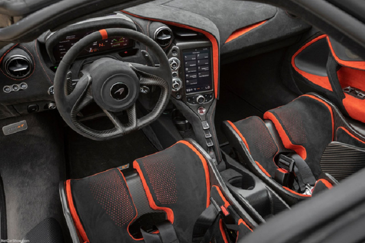 Tại một số thị trường Đông Nam Á, siêu xe McLaren 765LT có giá bán dao động từ 23 đến 27 tỷ đồng. Siêu xe McLaren 765LT thực chất là phiên bản hiệu suất cao và sản xuất giới hạn của mẫu siêu xe McLaren 720S đã có không dưới 5 chiếc đang lăn bánh tại Việt Nam. Trong cách đặt tên truyền thống này, rất dễ nhận ra dụng ý của con số 765 chính là số lượng siêu xe McLaren 765LT được sản xuất trên toàn thế giới. Còn hai chữ LT là viết tắt của Long Tail.