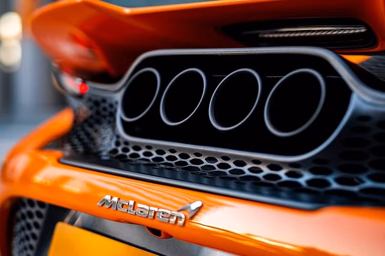 Ở bên ngoài chiếc siêu xe McLaren 765LT đầu tiên bàn giao cho khách hàng Hồng Kông có màu cam nóng bỏng McLaren Orange. Ngoài ra, còn có nhiều chi tiết carbon và bộ mâm sơn tối màu kết hợp cùng với đó là kẹp phanh màu cam. Giá xe McLaren 765LT tại Hồng Kông vẫn còn là ẩn số, chỉ biết rằng, tại thị trường Mỹ, siêu xe bản giới hạn McLaren 765LT được chào bán khoảng 358.000 đô la, tương đương 8,26 tỷ đồng. Mức giá bán siêu xe McLaren 765LT cao hơn 50.000 đô la so với giá xe McLaren 720S tại Mỹ.