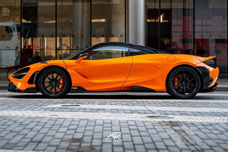 Siêu xe hàng hiếm McLaren 765LT còn được trang bị một cánh gió đuôi cố định không phải dạng vừa đâu nhằm để giúp xe tăng lực ép xuống mặt đường một cách tốt nhất. Xe còn có một hệ thống treo mới mang đến cái cảm giác ra vào cua cho người lái phê nhất. Khoang lái của siêu xe phiên bản giới hạn McLaren 765LT chỉ gói gọn trong một từ mà các dân chơi đều muốn xe của mình có càng nhiều càng tốt, đó chính là carbon. Ngoài ra là da Alcantara màu đen. Để giúp McLaren 765LT có trọng lượng lý tưởng là 1.229 kg, hãng xe Anh quốc đã bỏ đi trang bị tiêu chuẩn là loa và hệ thống điều hoà.