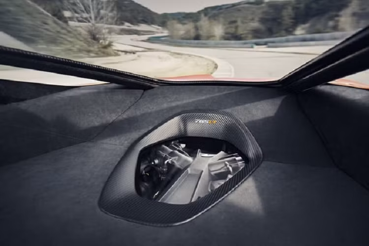 McLaren 765LT sẽ là một chiếc siêu xe đua drag đỉnh hơn nữa so với McLaren 720S. Đầu tiên chính là việc khối động cơ V8, dung tích 4.0 lít, tăng áp kép quen thuộc của siêu xe McLaren 720S vẫn được trang bị cho McLaren 765LT. Nhưng các kỹ sư Anh đã "phù phép" lại nhằm mang đến cho xe công suất tối đa 755 mã lực, cao hơn 35 mã lực so với McLaren 720S. Ngoài ra là siêu xe McLaren 765LT còn có mô-men xoắn cực đại 800 Nm, tăng 30 Nm so với siêu xe McLaren 720S đang giữ nhiều danh hiệu ở các cuộc đua drag 400m hay 800m