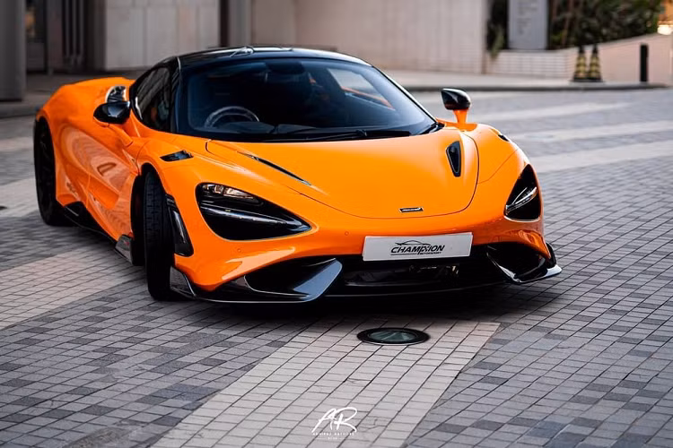 Siêu xe hàng hiếm McLaren 765LT sẽ cưỡi trên bộ bánh xe 10 chấu độc quyền đi kèm với lốp Pirelli P Zero Trofeo R. Phía bên trong là phanh gốm carbon lấy ý tưởng của McLaren Senna. Có thể thấy xe có bộ cản va trước, nẹp sườn hoàn toàn bằng carbon và thiết kế rất hầm hố trông như một mẫu xe bước ra từ đường đua. McLaren 765LT cũng chính là chiếc siêu xe McLaren có số lượng ống xả nhiều nhất hiện nay, với cụm pô tròn 4 lỗ xếp hàng ngang, hứa hẹn sẽ mang đến những âm thanh rất thú vị và đáng gờm hơn so với những gì McLaren 720S đã thể hiện quá tốt.