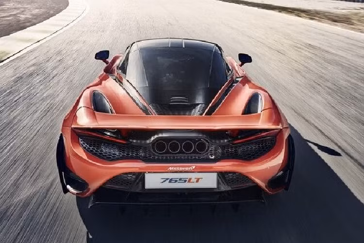 Sức mạnh của khối động cơ trên siêu xe hàng hiếm McLaren 765LT sẽ chạy qua hộp số ly hợp kép bảy tốc độ đã có các tinh chỉnh làm cho việc sang số nhanh hơn 15% so với McLaren 720S. Ngoài sức mạnh tăng thêm đáng kể so với McLaren 720S, siêu xe McLaren 765LT còn nhẹ hơn 80 kg so với phiên bản tiêu chuẩn này. Để mang đến trọng lượng 1.229 kg cho siêu xe McLaren 765LT phải kể đến nhiều chi tiết được làm từ sợi carbon tiên tiến, ống xả titan với bốn cửa ra từ phía sau cũng như kính xe mỏng hơn.