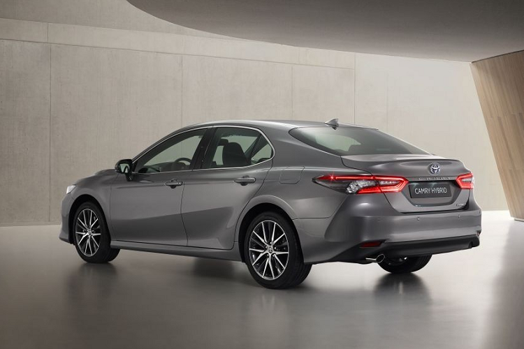 Với sự thay đổi này, dòng sedan hạng D của thương hiệu "thiện lành" tại thị trường Thái Lan chỉ còn 2 tùy chọn động cơ. Đầu tiên là máy xăng 4 xi-lanh, dung tích 2.5L, sản sinh công suất tối đa 209 mã lực và mô-men xoắn cực đại 250 Nm. Động cơ đồng hành với hộp số tự động 8 cấp.