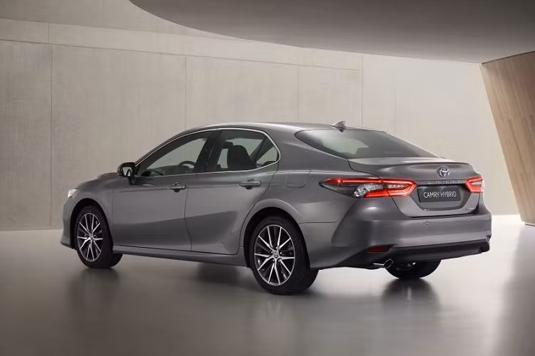 Với sự thay đổi này, dòng sedan hạng D của thương hiệu "thiện lành" tại thị trường Thái Lan chỉ còn 2 tùy chọn động cơ. Đầu tiên là máy xăng 4 xi-lanh, dung tích 2.5L, sản sinh công suất tối đa 209 mã lực và mô-men xoắn cực đại 250 Nm. Động cơ đồng hành với hộp số tự động 8 cấp.