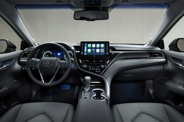 Thứ hai là hệ truyền động Dynamic Force Hybrid THS II, bao gồm máy xăng 4 xi-lanh, dung tích 2.5L, có công suất tối đa 178 mã lực và mô-men xoắn cực đại 221 Nm. Động cơ kết hợp với mô-tơ điện tạo ra công suất tối đa 120 mã lực và mô-men xoắn cực đại 202 Nm.