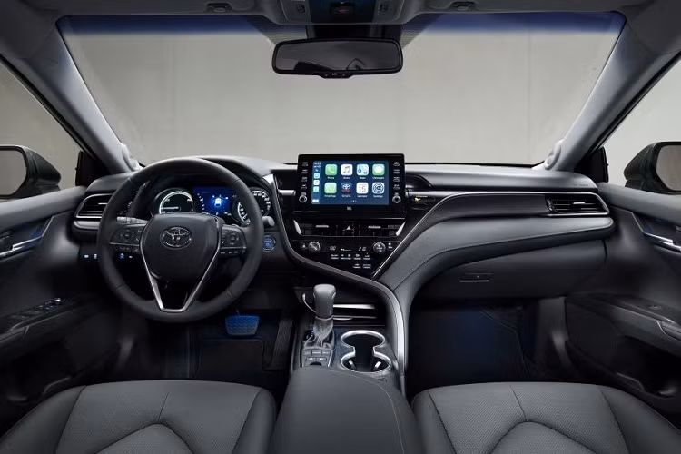 Thứ hai là hệ truyền động Dynamic Force Hybrid THS II, bao gồm máy xăng 4 xi-lanh, dung tích 2.5L, có công suất tối đa 178 mã lực và mô-men xoắn cực đại 221 Nm. Động cơ kết hợp với mô-tơ điện tạo ra công suất tối đa 120 mã lực và mô-men xoắn cực đại 202 Nm.