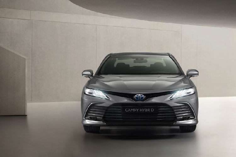 Theo thông tin từ giới báo chí Thái Lan, mẫu xe sedan Toyota Camry 2022 sẽ chính thức ra mắt thị trường này vào ngày 3/11 tới đây. Thay đổi đáng chú ý nhất của Toyota Camry 2022 tại Thái Lan chính là sự biến mất của động cơ xăng 4 xi-lanh, dung tích 2.0L.