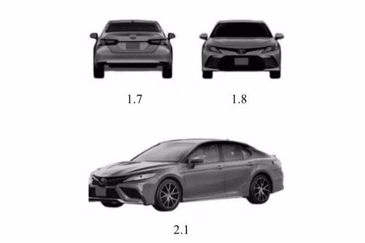 Bao quanh hốc gió trung tâm này là đường viền hình chữ C dày dặn và có màu tối. Thêm vào đó là lưới tản nhiệt cải tiến nhẹ, nằm phía trên hốc gió trung tâm. Đằng sau, Toyota Camry 2022 được bổ sung cụm đèn hậu cải tiến. Ngoài đèn hậu, thiết kế phía sau của xe không có gì thay đổi so với trước.