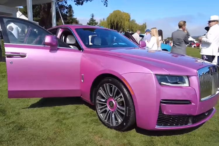 Ngoài ra, các đường chỉ thêu màu Shieda cũng được tìm thấy trên ghế, tựa đầu xe và phần chân các nút điều chỉnh bọc da của Ghost. Có thể nói rằng, từng chi tiết tinh tế đều được cân nhắc và sắp đặt cẩn thận. Về truyền động, Rolls-Royce Ghost thế hệ mới được trang bị động cơ V12 dung tích 6.6L, công suất 570 mã lực và mô-men xoắn 780 Nm.