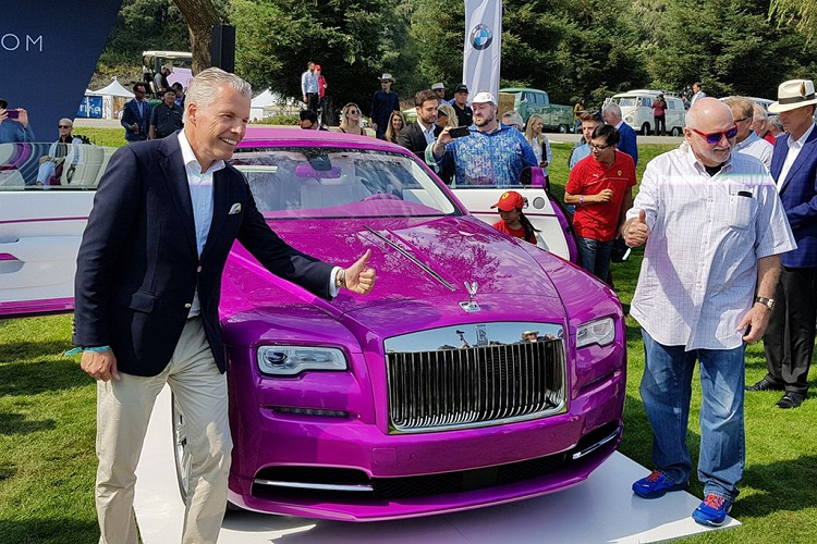 Phiên bản Rolls-Royce Ghost 2021 đặc biệt này sở hữu lớp hoàn thiện ngoại thất màu hồng táo bạo và đầy màu sắc mang tên Bespoke Friskee Pink. Lần đầu tiên, màu sắc độc đáo này được kết hợp với diện mạo thuần khiết và tối giản hoá, theo triết lý ‘Post Opulent’ của Ghost.