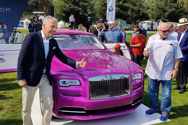 Phiên bản Rolls-Royce Ghost 2021 đặc biệt này sở hữu lớp hoàn thiện ngoại thất màu hồng táo bạo và đầy màu sắc mang tên Bespoke Friskee Pink. Lần đầu tiên, màu sắc độc đáo này được kết hợp với diện mạo thuần khiết và tối giản hoá, theo triết lý ‘Post Opulent’ của Ghost.