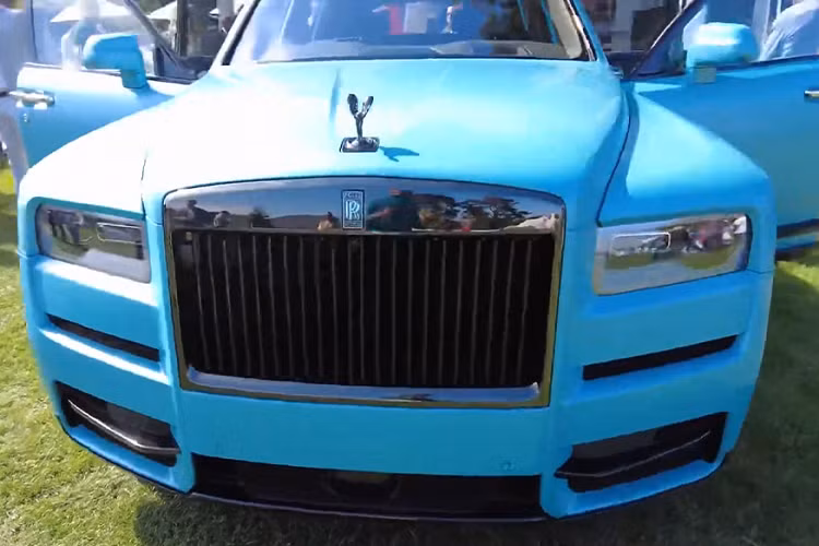 Ở phiên bản này, khoang nội thất được thiết kế cách phối màu hoàn toàn ngược lại. Toàn bộ khoang xe được phủ lớp da màu đen kết hợp với các điểm nhấn xanh Turchese trên một số chi tiết như: thảm chân, viền ghế,… cùng ốp sợi carbon kỹ thuật.