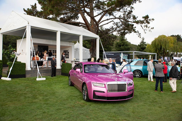 Tại Tuần lễ xe hơi Monterey 2021, hãng xe siêu sang Rolls-Royce đã giới thiệu hai tác phẩm Bespoke vô cùng độc đáo. Đầu tiên là chiếc Ghost phiên bản mới nhất của dòng sản phẩm thành công nhất trong lịch sử 117 năm của thương hiệu.