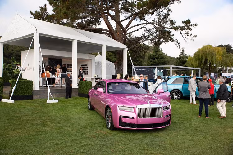 Tại Tuần lễ xe hơi Monterey 2021, hãng xe siêu sang Rolls-Royce đã giới thiệu hai tác phẩm Bespoke vô cùng độc đáo. Đầu tiên là chiếc Ghost phiên bản mới nhất của dòng sản phẩm thành công nhất trong lịch sử 117 năm của thương hiệu.