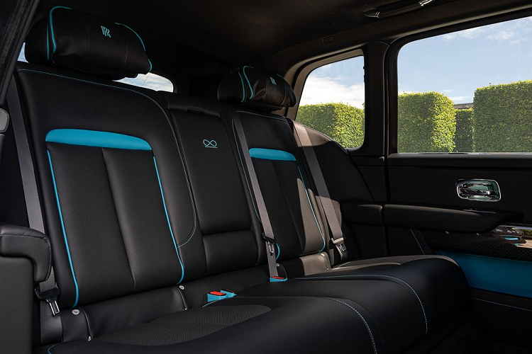 Sức mạnh của Rolls-Royce Cullinan Black Badge tới từ động cơ V12 dung tích 6.75L, công suất 571 mã lực và mô-men xoắn 850 Nm. Hiện giá của những màu “áo” đặc biệt này vẫn chưa được Rolls-Royce công bố.