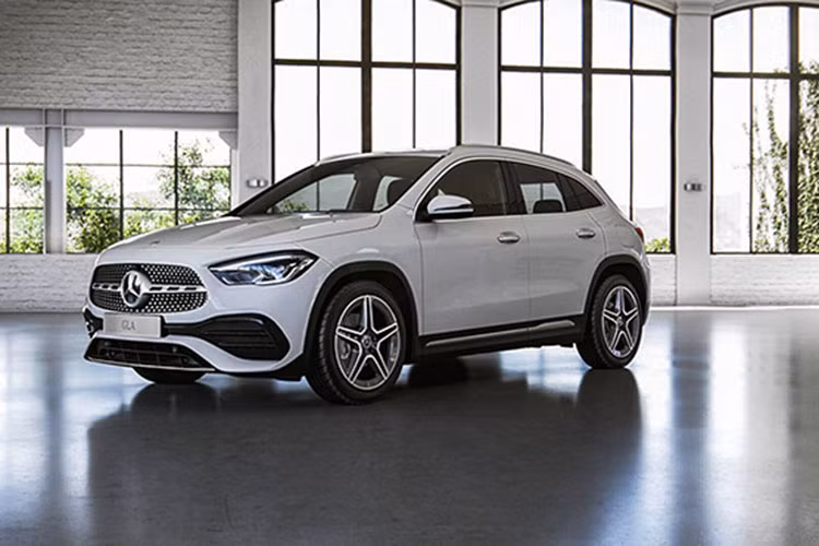 Tại thị trường Việt, Mercedes-Benz GLA là đối thủ cạnh tranh trực tiếp với các mẫu xe sang khác như BMW X2, Audi Q2, Volvo XC40 hay MINI Countryman.