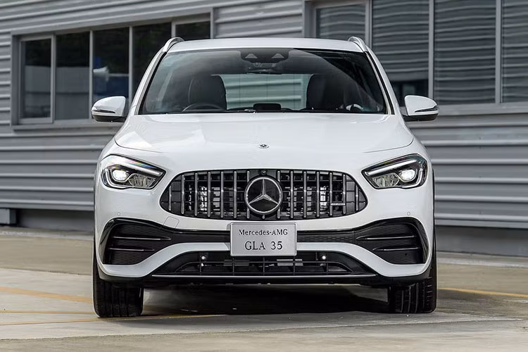 Bên cạnh GLA thế hệ mới, nhiều dòng xe mới như GLE, GLS và S-Class thế hệ mới cũng đang được Mercedes-Benz Thái Lan lắp ráp và phân phối. Phiên bản và giá xe Mercedes-Benz GLA 2021 như sau: GLA 200 Progressive: 2.199.000 baht (khoảng 1,55 tỷ đồng) ; GLA 200 AMG Dynamic: 2.399.000 baht (khoảng 1,69 tỷ đồng).
