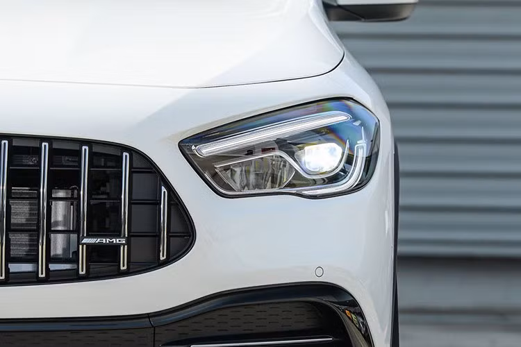 Cả hai phiên bản GLA 200 đều sử dụng động cơ xăng 4cyl thẳng hàng, dung tích 1.3L tăng áp cổng nạp kép (M282) cho công suất tối đa 160 mã lực tại 5.500 vòng/ phút và mô-men xoắn cực đại 250Nm đại được tại dải vòng tua từ 1.620 – 4.000 vòng/phút. Sức mạnh được truyền xuống cầu trước (FWD), thông qua hộp số tự động ly hợp kép 7 cấp (7G-DCT).