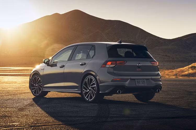 Volkswagen Golf GTI thế hệ mới được trang bị động cơ xăng 4 xi-lanh thẳng hàng, tăng áp, dung tích 2.0L với công suất tối đa 241 mã lực và mô-men xoắn cực đại 370 Nm. Như vậy, mẫu xe này sở hữu sức mạnh động cơ thua kém so với 2 đối thủ Mazda3 2.5 Turbo và Ford Focus ST.