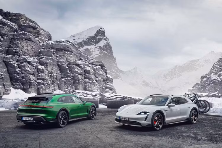 Theo đó, tại Việt Nam, Porsche Taycan 4 Cross Turismo có giá 5,010 tỷ đồng, bản 4S Cross Turismo có giá 5,72 tỷ đồng và bản Turbo Cross Turismo có giá 7,7 tỷ đồng. Riêng bản Turbo S Cross Turismo thì chưa được công bố giá.