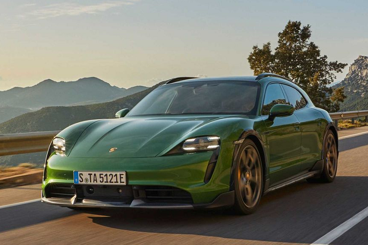 Với bản cao Turbo và Turbo S, công suất của Taycan Cross Turismo không thua kém gì bản Taycan truyền thống và chỉ thua về thời gian tăng tốc từ 0 - 100 km/h đúng 0,1 giây, xe có tốc độ tối đa hạn chế ở mức 250 km/h thay vì 260 km/h.