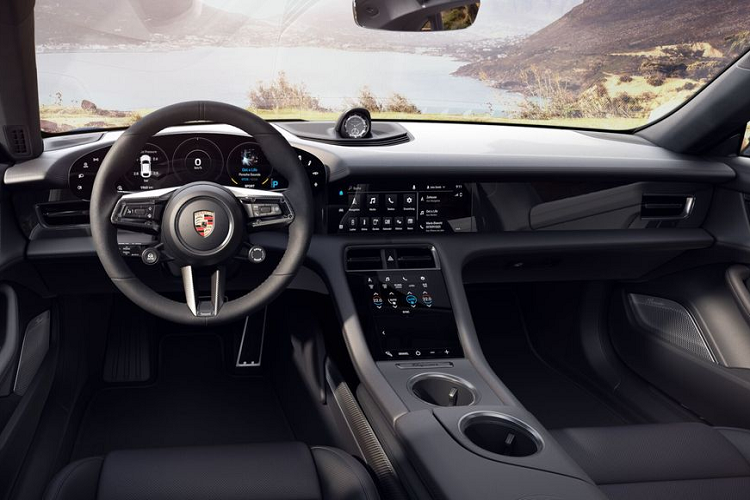 Đối với bản tiêu chuẩn, Porsche Taycan Cross Turismo có hai mức hiệu suất là 375 mã lực hoặc 469 mã lực với chế độ Launch Control, cho phép xe có thể tăng tốc từ 0 - 100 km/h chỉ trong 4,8 giây trước khi chạm mốc 219 km/h. Trên bản 4S, bình ắc quy của xe được thay thế bằng loại Performance Battery Plus.