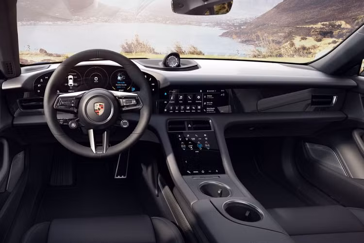 Đối với bản tiêu chuẩn, Porsche Taycan Cross Turismo có hai mức hiệu suất là 375 mã lực hoặc 469 mã lực với chế độ Launch Control, cho phép xe có thể tăng tốc từ 0 - 100 km/h chỉ trong 4,8 giây trước khi chạm mốc 219 km/h. Trên bản 4S, bình ắc quy của xe được thay thế bằng loại Performance Battery Plus.