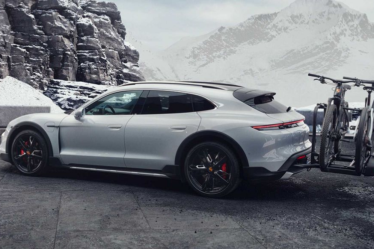 Hiện tại, thị trường Việt đang phân phối Porsche Taycan tại Việt Nam với giá 5,72 tỷ đồng (bản Taycan Turbo S hàng đầu có giá cao nhất 9,55 tỷ đồng), nên việc Porsche Việt Nam sớm công bố giá bán của Taycan Cross Turismo cũng khá dễ hiểu.