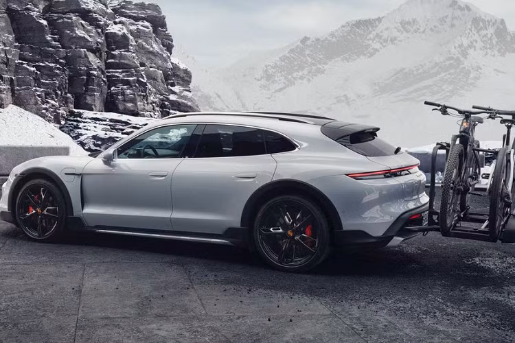 Hiện tại, thị trường Việt đang phân phối Porsche Taycan tại Việt Nam với giá 5,72 tỷ đồng (bản Taycan Turbo S hàng đầu có giá cao nhất 9,55 tỷ đồng), nên việc Porsche Việt Nam sớm công bố giá bán của Taycan Cross Turismo cũng khá dễ hiểu.