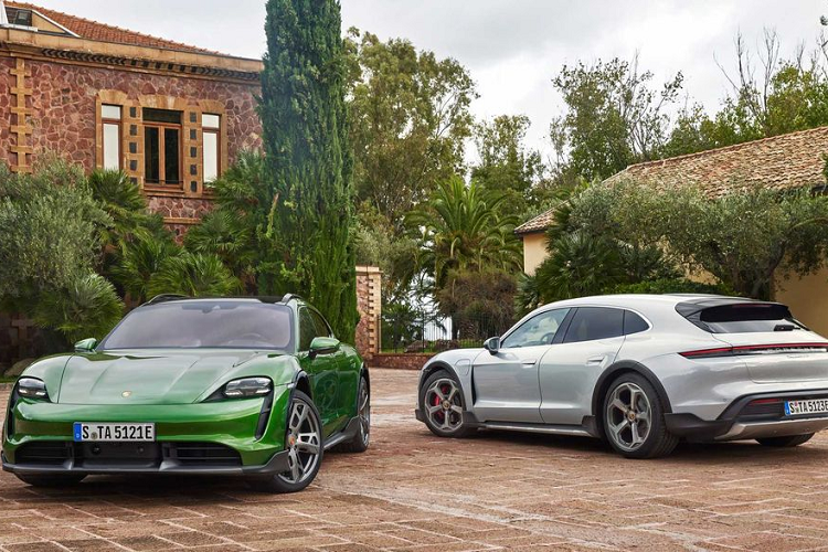 Được thiết kế cho những tín đồ mê cầm lái nhưng vẫn có nhu cầu về sự rộng rãi và thực dụng, Porsche Taycan Cross Turismo 2021 mới sở hữu không gian cabin khoáng đạt cùng diện tích để đồ tối ưu nhất. So với phiên bản Taycan thông thường, phiên bản Taycan Cross Turismo cao hơn tới 20 mm và nếu bổ sung gói trang bị Off-road Design Package, con số này tăng tới 30 mm.