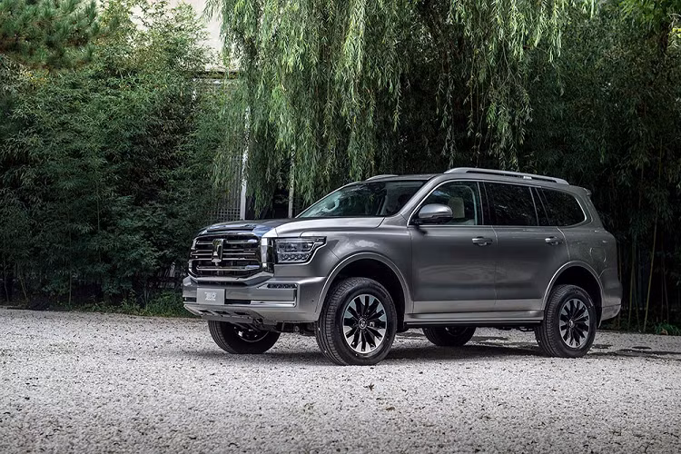 Vào hồi cuối tháng 7 vừa qua, hình ảnh đầu tiên của mẫu SUV 7 chỗ Great Wall Tank 600 đã bị rò rỉ trên mạng. Đến nay, những hình ảnh chính thức đầu tiên của mẫu SUV Trung Quốc này mới được tung ra. Theo thương hiệu Great Wall, Tank 600 sẽ phá vỡ khoảng cách giữa SUV hạng sang và xe việt dã. Để làm được điều đó, Great Wall Tank 600 được thiết kế khá hầm hố và cứng cáp.