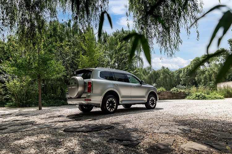 Đằng sau, Great Wall Tank 600 được trang bị cánh gió mui, lốp dự phòng nằm trên cửa cốp và cụm đèn hậu nằm dọc. Bên dưới cản sau có thêm tấm ốp bảo vệ gầm, tương tự cản trước.