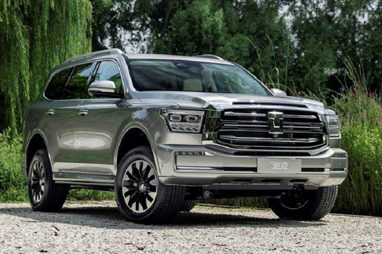 Hiện nội thất bên trong Great Wall Tank 600 vẫn chưa được hé lộ. Dự kiến, mẫu xe này sẽ sở hữu thiết kế rộng rãi nhờ kích thước khá lớn, bao gồm chiều dài 5.070 mm, chiều rộng 1.934 mm, chiều cao 1.905 mm và chiều dài cơ sở 2.850 mm. Nằm bên dưới nắp ca-pô là khối động cơ xăng V6, tăng áp, dung tích 3.0L, sản sinh công suất tối đa 353 mã lực và mô-men xoắn cực đại 500 Nm. Động cơ kết hợp với hộp số tự động 9 cấp và hệ dẫn động 4 bánh.