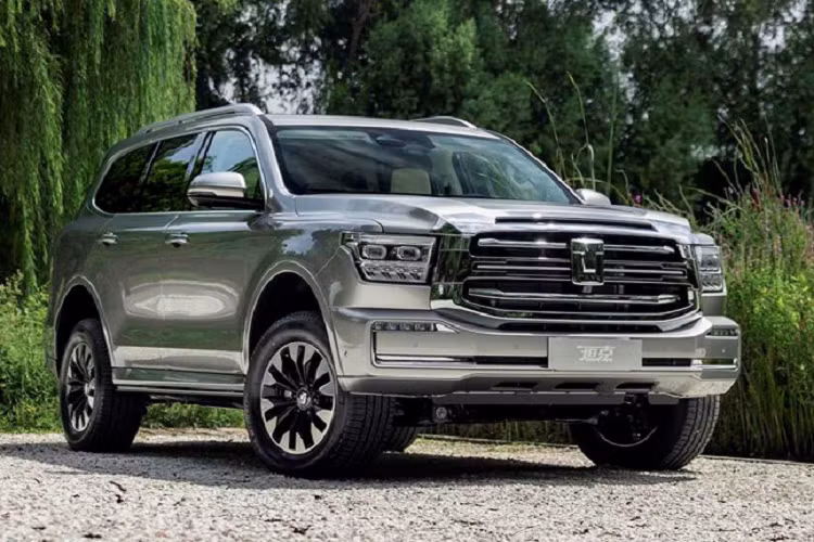 Hiện nội thất bên trong Great Wall Tank 600 vẫn chưa được hé lộ. Dự kiến, mẫu xe này sẽ sở hữu thiết kế rộng rãi nhờ kích thước khá lớn, bao gồm chiều dài 5.070 mm, chiều rộng 1.934 mm, chiều cao 1.905 mm và chiều dài cơ sở 2.850 mm. Nằm bên dưới nắp ca-pô là khối động cơ xăng V6, tăng áp, dung tích 3.0L, sản sinh công suất tối đa 353 mã lực và mô-men xoắn cực đại 500 Nm. Động cơ kết hợp với hộp số tự động 9 cấp và hệ dẫn động 4 bánh.