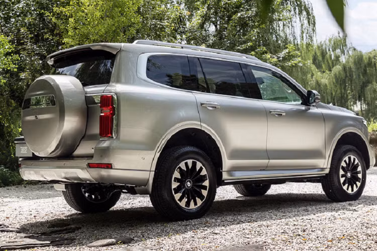 Giá xe Great Wall Tank 600 sẽ chính thức được công bố tại triển lãm Ô tô Thành Đô 2021, khai mạc vào ngày 24/8 tới đây. Khi có mặt trên thị trường Trung Quốc, Great Wall Tank 600 sẽ được định vị giữa 2 người anh em cùng thương hiệu là Tank 300 và Tank 800 đồng thời cạnh tranh với Toyota Land Cruiser. Hãng Great Wall dự kiến sẽ sản xuất khoảng 60.000 chiếc Tank 600 mỗi năm.