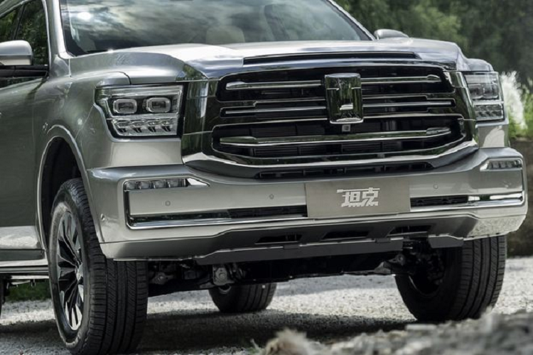 Trên đầu xe, Great Wall Tank 600 2022 mới được trang bị lưới tản nhiệt hình lục giác mạ crôm cỡ lớn với những nan nằm ngang dày dặn và cụm đèn pha LED toàn phần. Thêm vào đó là khe gió nằm ngay trên lưới tản nhiệt và nẹp mạ crôm nằm trên cản trước, kéo dài lên dải đèn LED định vị ban ngày. Ở giữa lưới tản nhiệt là logo hình chiếc xe tăng khá lớn của thương hiệu con Tank thuộc hãng Great Wall.