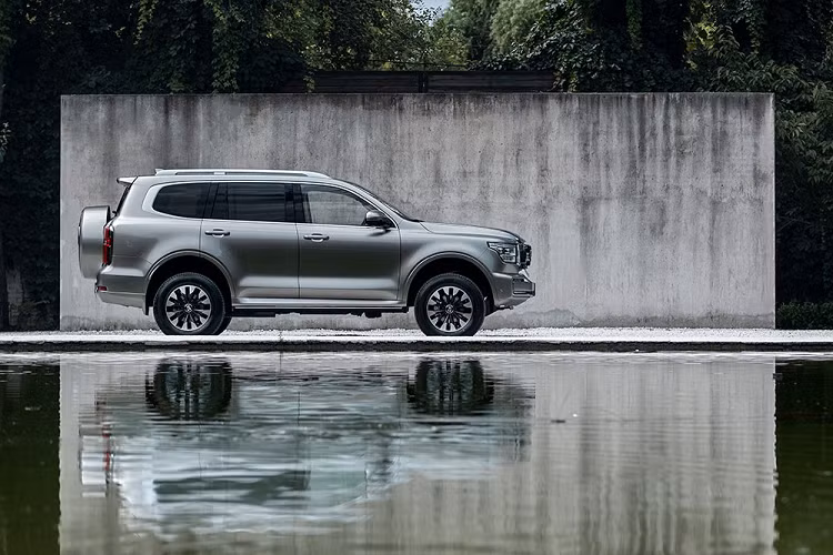 Bên sườn, Great Wall Tank 600 không có nhiều đường dập gân mà được thiết kế khá bằng phẳng nhưng không kém phần "cơ bắp". Trong khi đó, chắn bùn trước và sau của xe khá nổi bật, đi kèm với bộ vành hợp kim đa chấu.