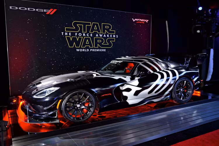 2. Dodge Viper Star Wars Edition: Giống như mẫu xe của Nissan phía trên, chiếc Dodge Viper này cũng được lấy cảm hứng từ loạt phim Star Wars. Ban đầu, Viper Star Wars Edition được cho là lấy thiết kế dựa trên nhân vật Kylo Ren, các họa tiết ở 2 bên và trên mui xe giống như họa tiết trên mũ bảo hiểm của nhân vật này. Tuy nhiên Dodge cho biết chiếc xe lấy cảm hứng từ nhân vật phản diện Darth Vader.