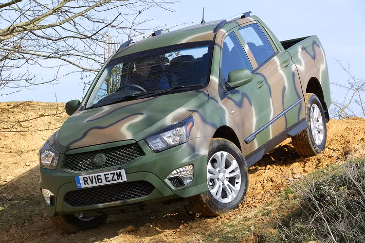7. Ssangyong Korando Sports DMZ: Nhà sản xuất ôtô lớn thứ 4 Hàn Quốc tạo ra một phiên bản độc đáo dành cho mẫu bán tải Korando Sports lấy cảm hứng từ khu vực phi quân sự DMZ. Đúng như tên gọi, chiếc xe được khoác lên mình lớp sơn rằn ri đậm chất quân đội. Ngoài màu sơn, những chi tiết còn lại từ thiết kế đến trang bị không khác gì một chiếc Korando Sports tiêu chuẩn.