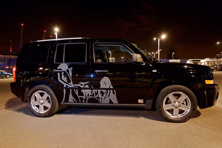 6. Jeep Patriot Led Zeppelin Edition: Mẫu xe đặc biệt này được tạo ra bởi xưởng độ RGVA để kỷ niệm buổi biểu diễn của ban nhạc Led Zeppelin tại Anh vào năm 2007, Jeep Patriot Led Zeppelin Edition được sản xuất giới hạn với số lượng chỉ 7 chiếc. Mỗi chiếc xe được bán ra bao gồm 2 vé VIP của buổi biểu diễn, cơ hội tham tiệc rượu và tiệc sau buổi diễn.