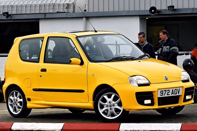 8. Fiat Seicento Sporting Michael Schumacher: Hãng xe Italy đã tung ra một phiên bản kỷ niệm tương đối hài hước dành cho tay đua F1 Michael Schumacher, đó là tạo ra phiên bản đặc biệt dựa trên chiếc Seicento có công suất chỉ 54 mã lực. Đáng chú ý, dù là tay đua F1 thuộc đội Ferrari và sở hữu nhiều siêu xe đình đám như Ferrari Enzo, 430 Scuderia, 599 GTB... Michael Schumacher vẫn giữ lại trong garage của mình một chiếc Fiat 500 Abrath.