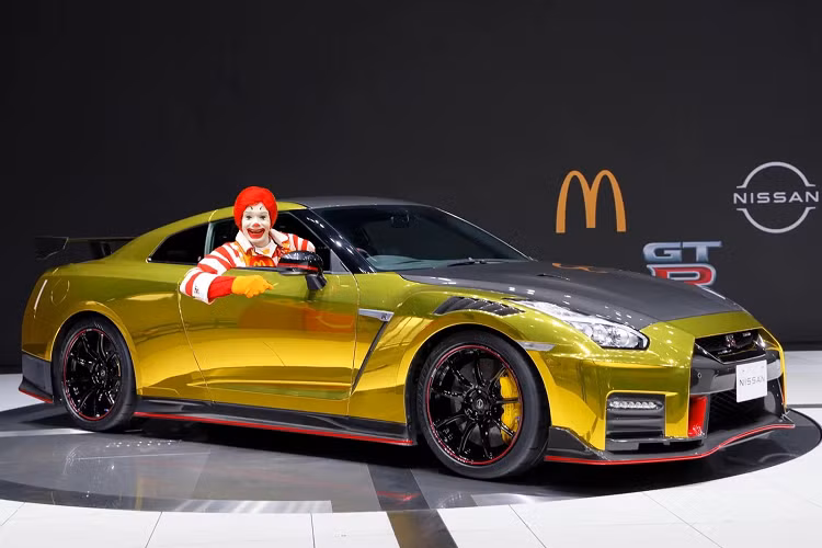 3. Nissan McDonalds's GT-R Nismo: Mẫu xe thể thao GT-R Nismo phiên bản dán decal vàng là thành quả hợp tác giữa Nissan và thương hiệu McDonald's. Đáng tiếc, phiên bản bọc vàng này không được bán thương mại mà chỉ tồn tại dưới dạng đồ chơi mô hình tặng kèm cho khách hàng của McDonald's. Ngoài GT-R Nismo, McDonalds cũng mang đến cho khách hàng những mẫu xe mô hình khác như Toyota 86 hay Mitsubishi Delica.