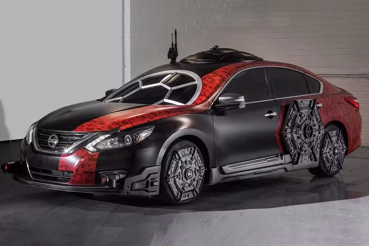 1. Nissan Altima Special Forces TIE Fighter: Mẫu xe ôtô độc đáo này được lấy cảm hứng từ loạt phim Star Wars. Đây là kết quả của sự hợp tác giữa Nissan, Lucasfilm và công ty chế tạo Vehicle Effects của Hollywood. Nissan Altima Special Forces TIE Fighter được tích hợp những hiệu ứng âm thanh và ánh sáng tương tự mẫu máy bay chiến đấu TIE trong phim Star Wars.