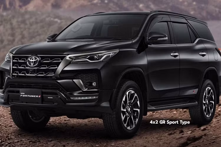 Toyota Fortuner GR Sport 2022 mới trên thực tế chỉ là phiên bản đổi tên của Fortuner TRD Sportivo đã ra mắt thị trường Indonesia vào tháng 10 năm ngoái. So với Fortuner TRD Sportivo, Toyota Fortuner GR Sport 2022 gần như không thay đổi về thiết kế.