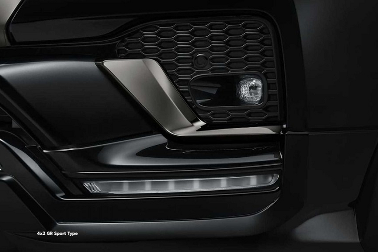 Cuối cùng là những trang bị an toàn như 7 túi khí, hệ thống hỗ trợ khởi hành ngang dốc, camera 360 độ, phát hiện vật thể di chuyển, cảnh báo chệch làn đường và phát hiện điểm mù.