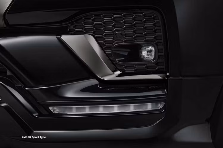 Cuối cùng là những trang bị an toàn như 7 túi khí, hệ thống hỗ trợ khởi hành ngang dốc, camera 360 độ, phát hiện vật thể di chuyển, cảnh báo chệch làn đường và phát hiện điểm mù.