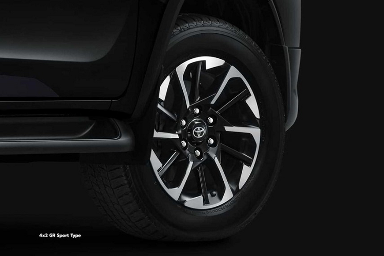 Tuy nhiên, khác với Fortuner TRD Sportivo, Toyota Fortuner GR Sport 2022 không có những chi tiết màu đỏ ở lưới tản nhiệt và nắp trục bánh. Ngoài ra, tem chữ "TRD Sportivo" cũng bị thay thế bằng "GR Sport" mới.