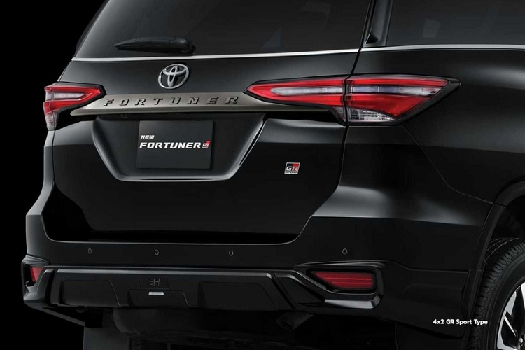 Tương tự Fortuner TRD Sportivo cũ, Toyota Fortuner GR Sport 2022 cũng được lắp bộ body kit chính hãng bên ngoài. Theo đó, xe có cánh lướt gió trước... Thêm vào đó là lưới tản nhiệt mạ crôm màu tối và bộ vành hợp kim 18 inch dành riêng cho phiên bản thể thao này.